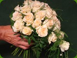 Brautstrauss abfliessend Rosen Creme - Seitenansicht